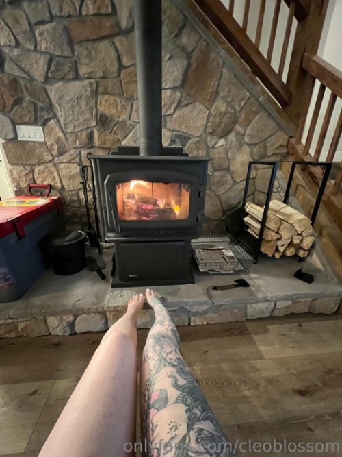 cleoblossom-2023-01-28-2749031854-cozy-fireplace-toesies-mmmm-a-foot-massage-by-the.jpg