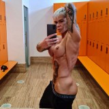 athlete-selfie-after-hardcore-gym-workout-4E73Hl