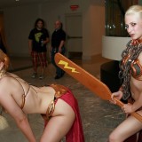 slave-leia-dragoncon-twins-cosplay-booty-spank1-e1342933049281883ddaae94eaf2df