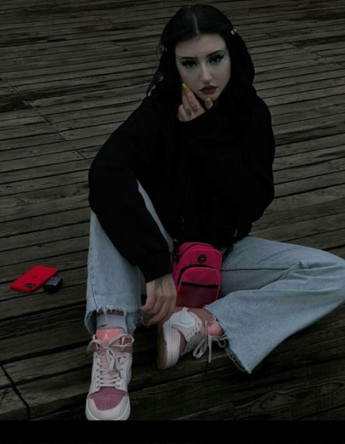 melanie-dark-25-1080px.jpg