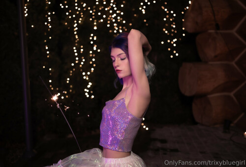 trixybluegirl-03-01-2023-2732993147-Feeling-like-a-little-fairy-with-my-sparkling-wand.jpg