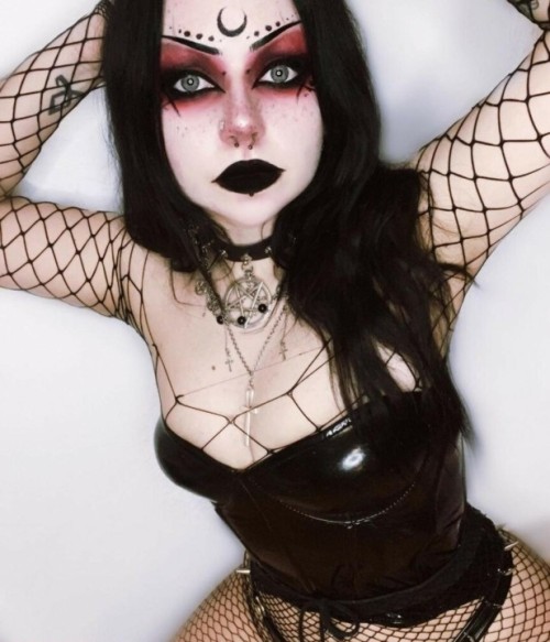 NevernaNoir-mygothpersonality_29.jpg
