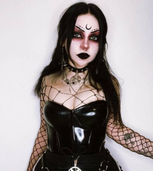 NevernaNoir-mygothpersonality_4.jpg