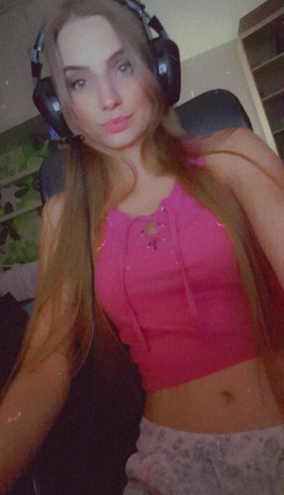 Alsalela_gamer_girl.jpg